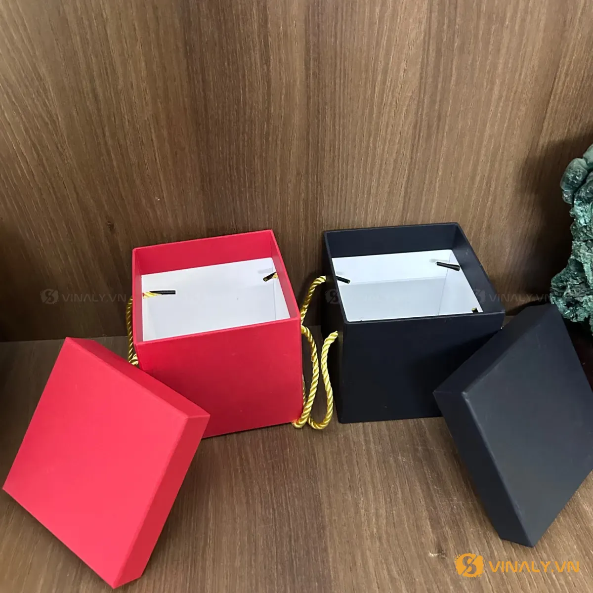 Hộp quà tặng doanh nghiệp dạng hộp cứng nắp rời màu đỏ và đen có dây kéo vàng