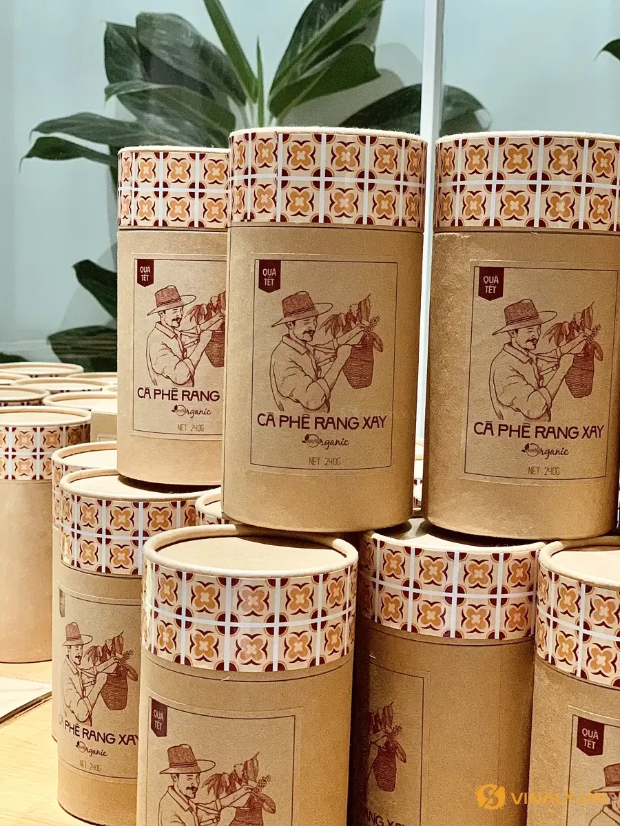 Hộp trụ cà phê rang xay đóng lô làm phần thực phẩm trong set quà Tết doanh nghiệp