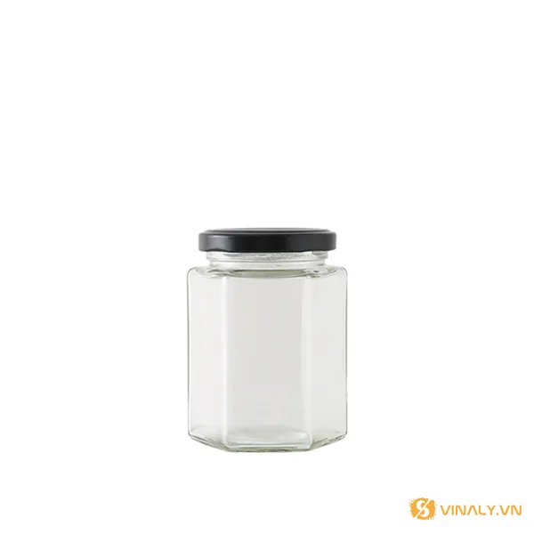 Hũ lục giác 180ml in logo, chất liệu thủy tinh trong suốt, kiểu dáng sáu cạnh độc đáo với nắp vặn màu đen, đặt trên nền