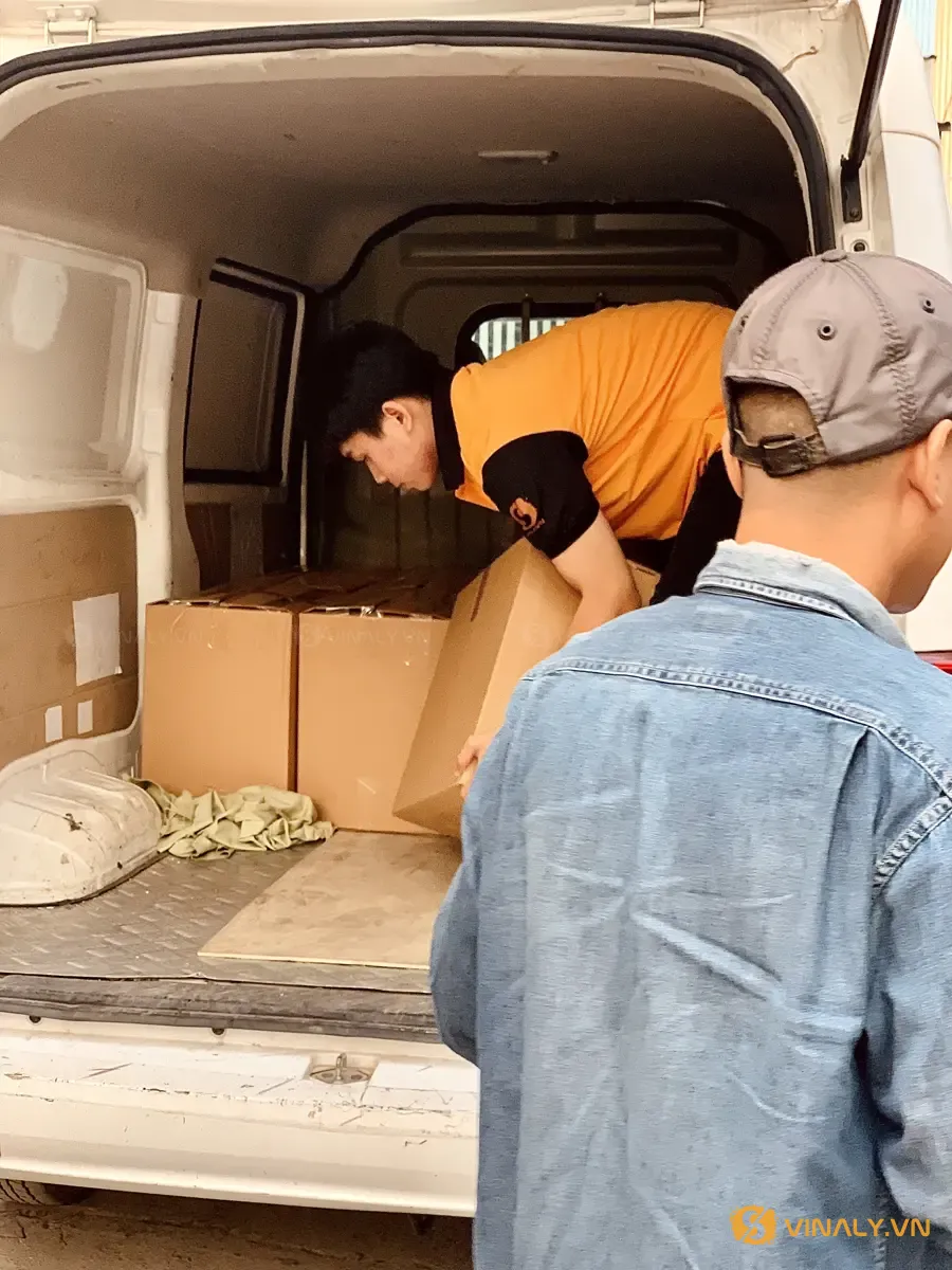Kiểm hàng quà Tết và bàn giao tại điểm nhận