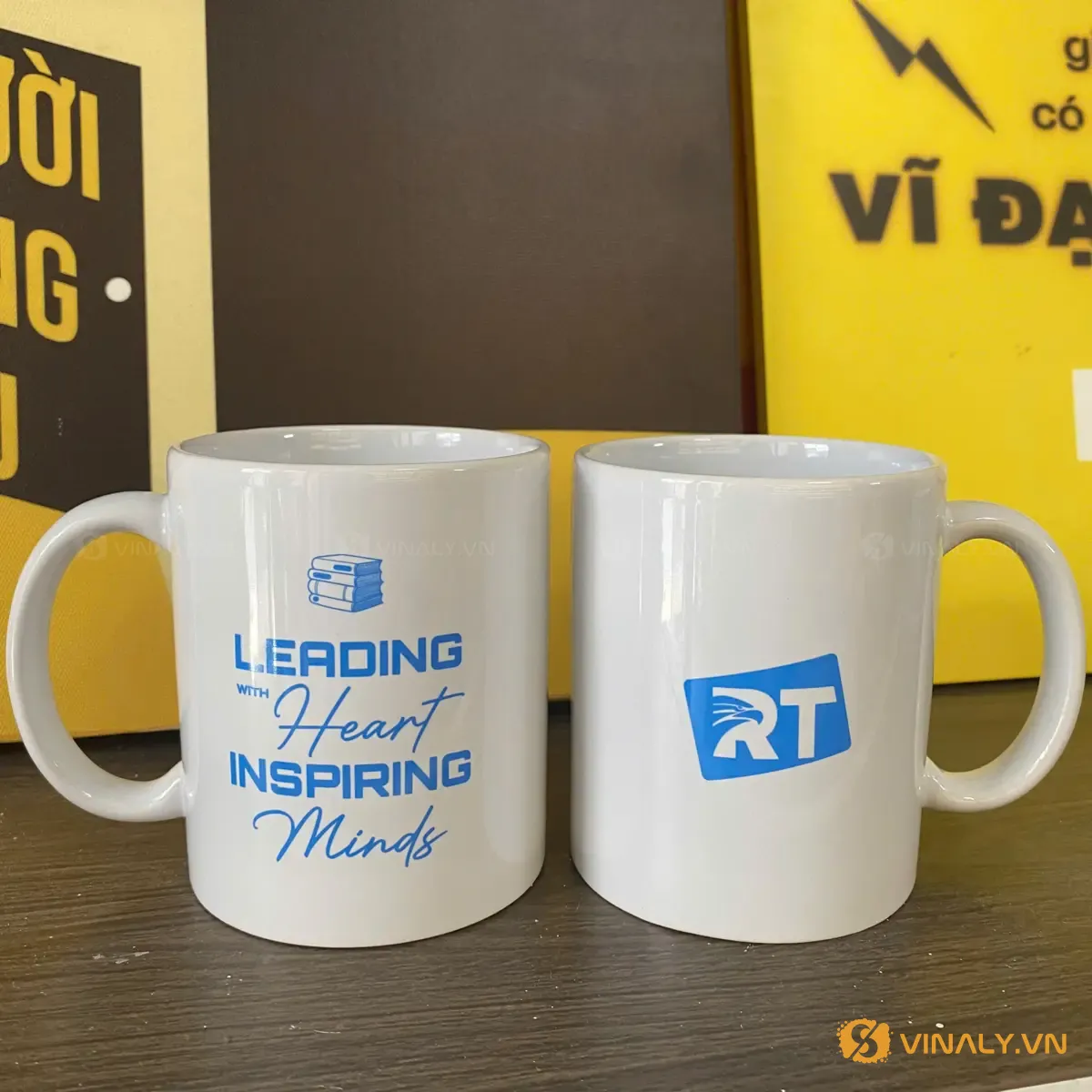 Quà Tặng Khai Trương Cho Đối Tác: 12 Gợi Ý Nên & Tránh 5 Ly sứ trắng in logo hai mặt kèm thông điệp thương hiệu cho văn phòng mới