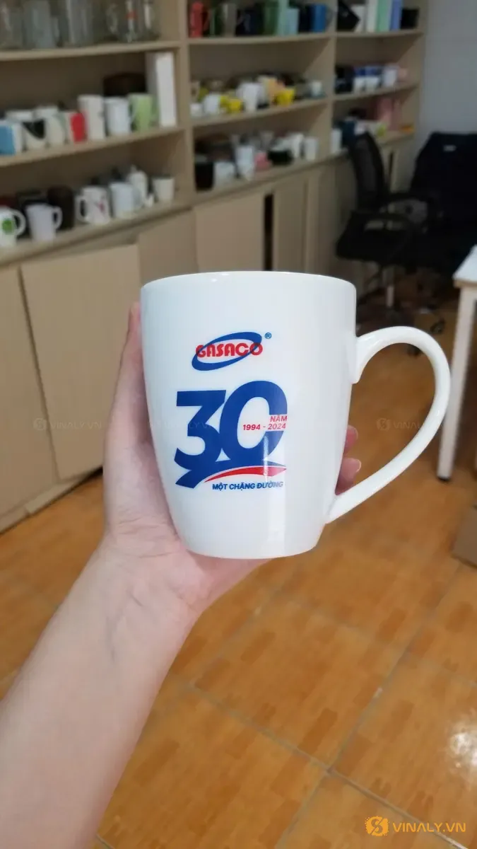 Quà Tặng Khai Trương Cho Đối Tác: 12 Gợi Ý Nên & Tránh 10 Ly sứ in logo kỷ niệm 30 năm thành lập doanh nghiệp - mẫu in logo tinh tế