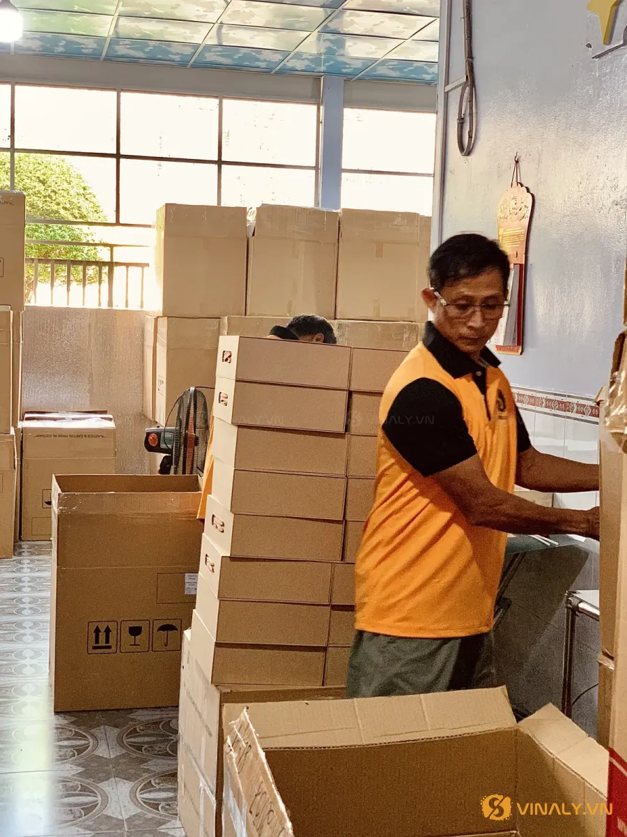 Nhân viên Vinaly xếp hộp set quà Tết tại xưởng sản xuất
