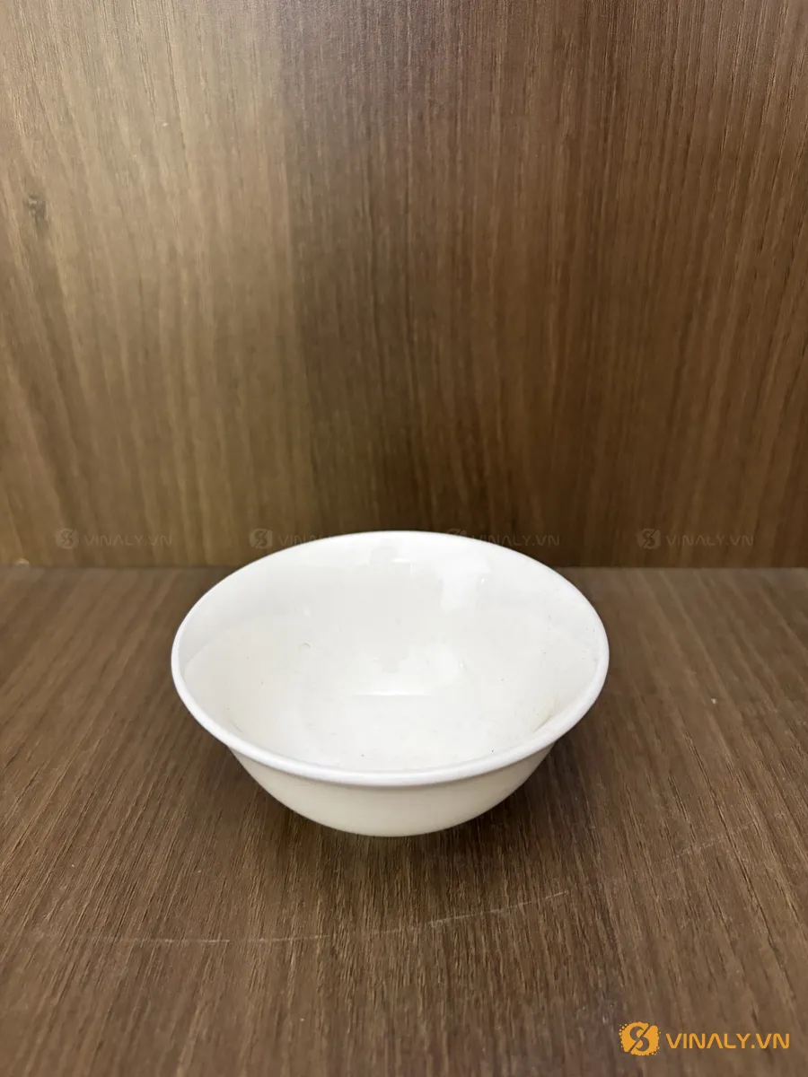 Chén sứ mắm loe 3.6 6 Chén sứ mắm loe 3.6 in logo màu trắng tinh tế, đặt trên nền gỗ nâu, phù hợp làm quà tặng doanh nghiệp ý nghĩa.