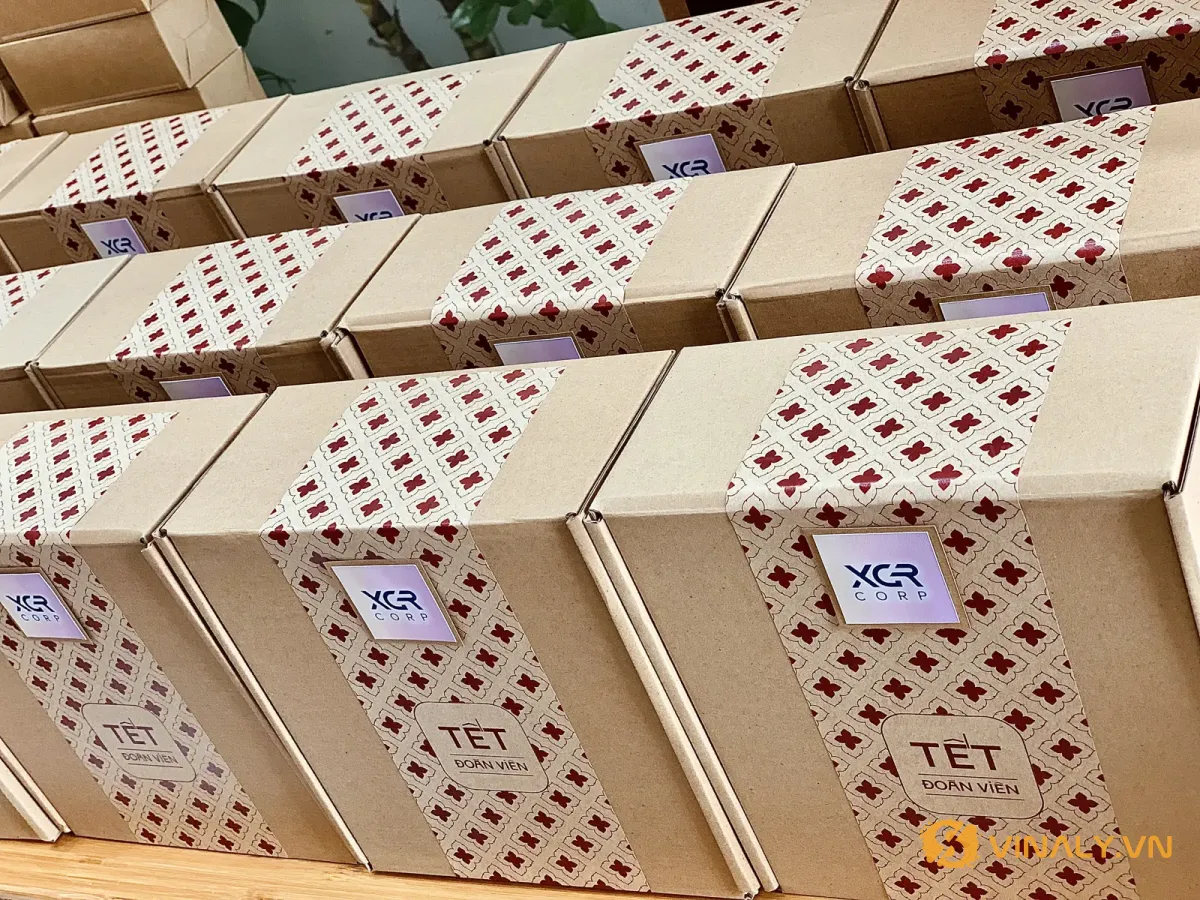 Lô hộp quà Tết doanh nghiệp in logo số lượng lớn xếp sẵn tại xưởng Vinaly