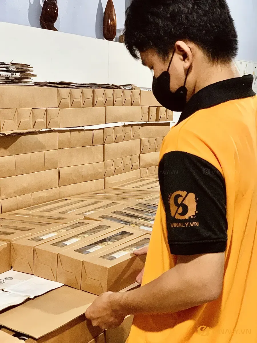 Xưởng đóng gói quà Tết Vinaly chuẩn bị hộp và khay