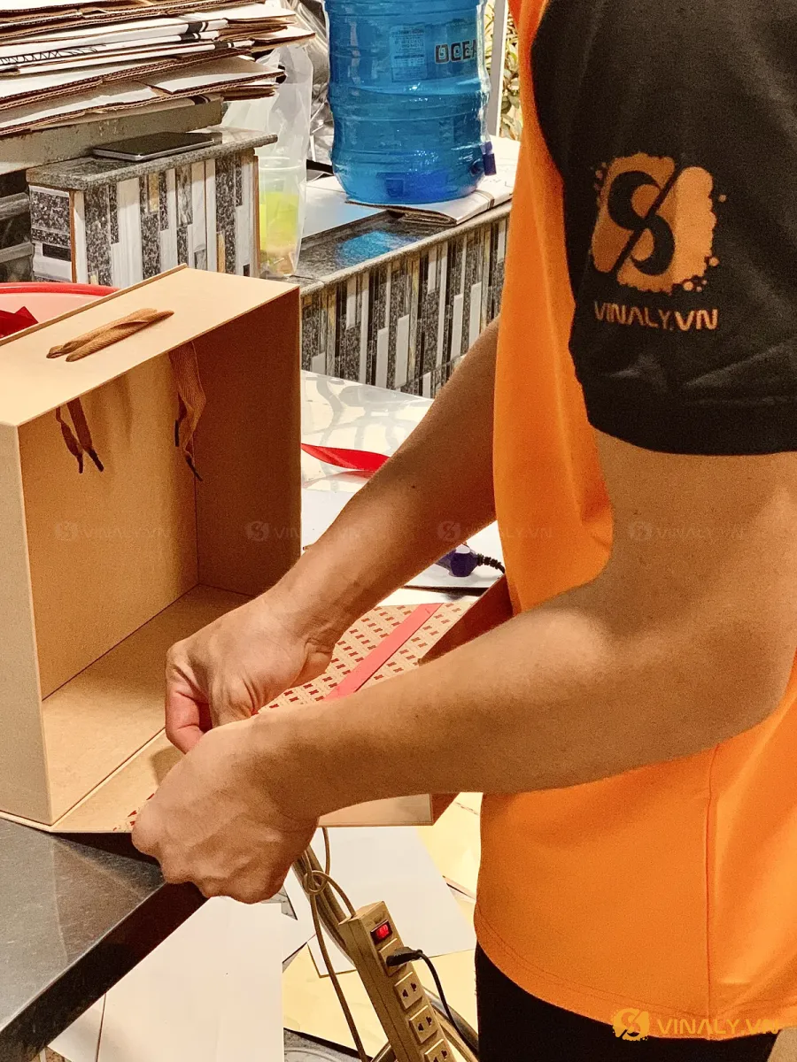 Nhân viên xưởng Vinaly gấp hộp quà Tết doanh nghiệp Nhân viên xưởng Vinaly gấp hộp quà Tết doanh nghiệp