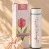 Set Quà 20/10 Bình Giữ Nhiệt Thiết Thực, Giá Tốt Cho Doanh Nghiệp Công Đoàn 1 Bình giữ nhiệt trắng in logo với chữ hồng 'Enjoy the little things', hộp quà trang trí hoa tulip và scrunchie hồng nhạt, quà