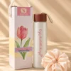 Set Quà 20/10 Thiết Thực, Giá Tốt Cho Doanh Nghiệp 1 Bình nước thủy tinh nắp nâu in logo chữ 'Enjoy the little things' màu hồng, kèm scrunchie hồng nhạt và hộp quà trang trí hoa