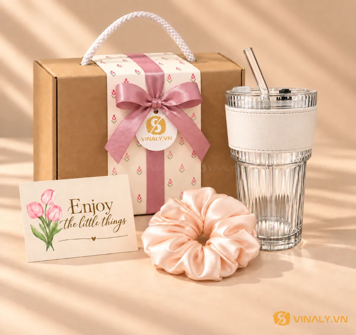 Bộ quà tặng doanh nghiệp với ly thủy tinh sọc có đai da kem, ống hút thủy tinh, scrunchie hồng và hộp quà, ly thủy tinh sọc