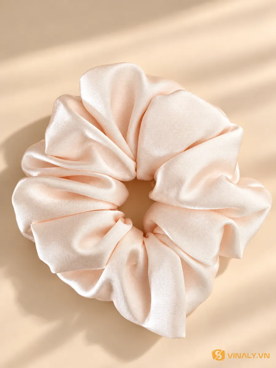 Set Quà Tặng Phụ Nữ Cao Cấp, cho Đối tác, khách hàng 6 Dây buộc tóc scrunchie màu hồng pastel, chất liệu lụa bóng mềm mại, xếp nếp bồng bềnh trên nền be nhạt, sẵn sàng cho dịch vụ