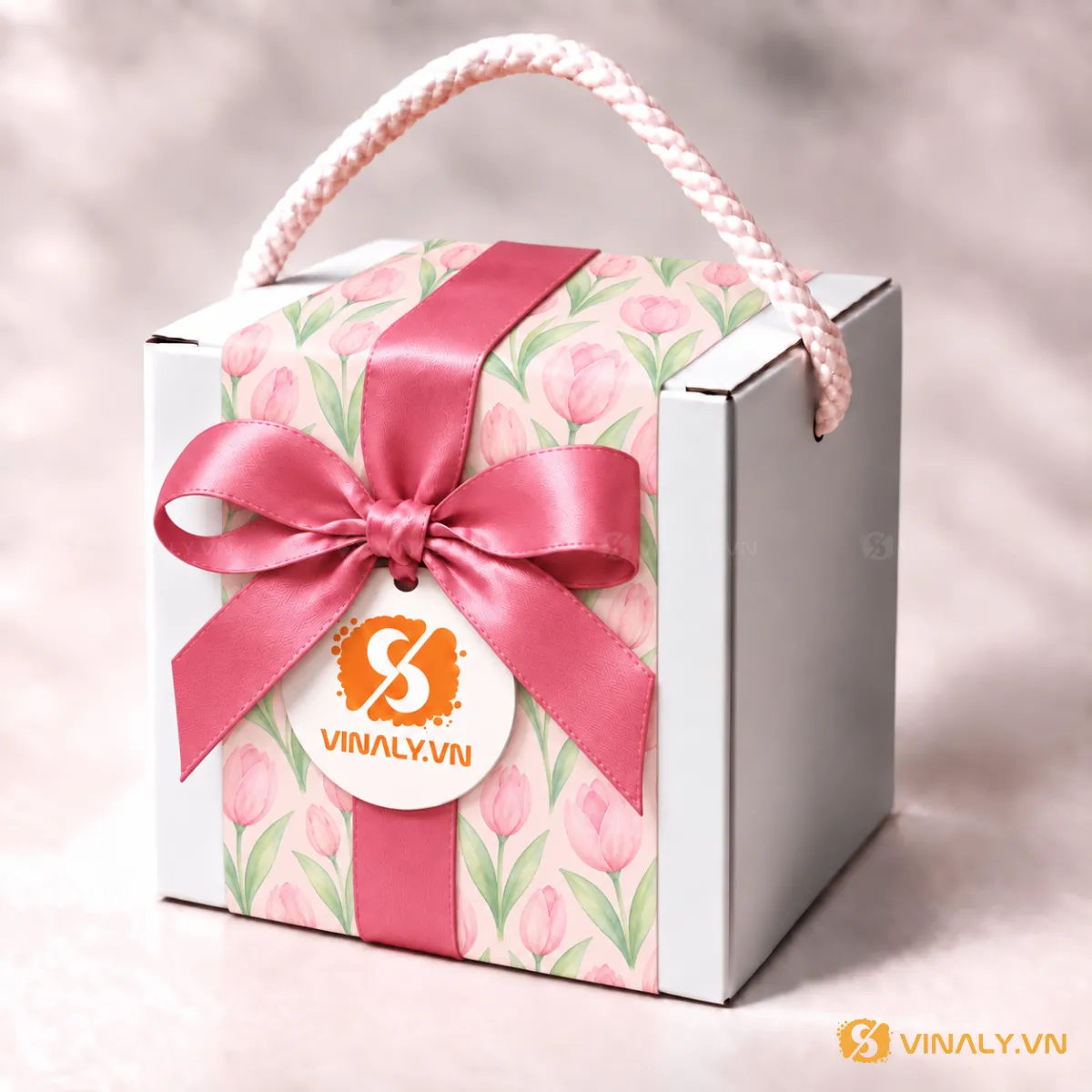 Set Quà Tặng Ly Sứ Cao Cấp Phụ Nữ 20/10 8/3 9 Hộp quà giấy có quai xách in logo màu trắng hồng, trang trí họa tiết hoa tulip và ruy băng satin hồng, có thẻ tag logo