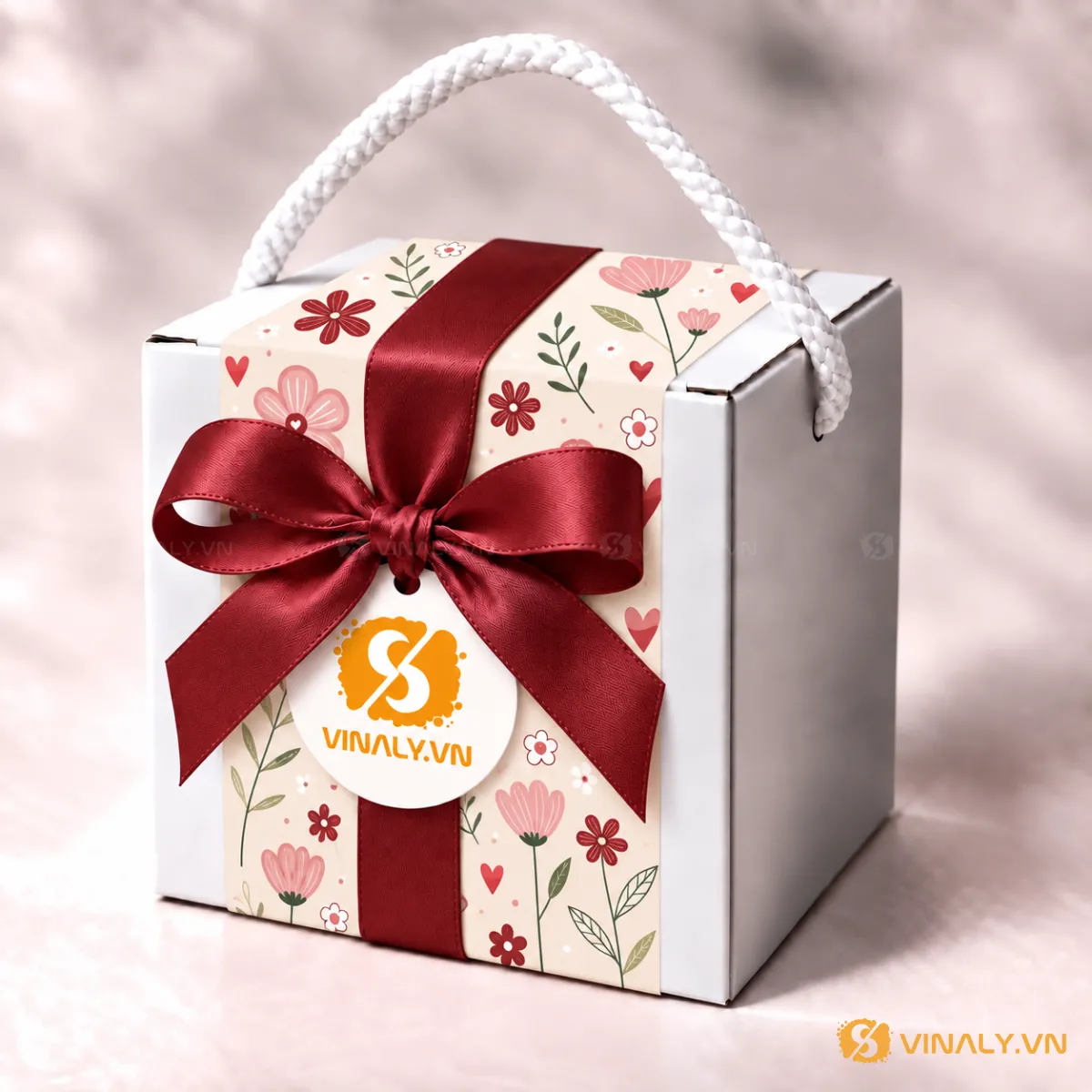 Set Quà Tặng Ly Sứ Cao Cấp Phụ Nữ 20/10 8/3 8 Hộp quà giấy in họa tiết in logo màu trắng với họa tiết hoa lá, trái tim hồng, nơ ruy băng đỏ đô và quai xách trắng, sang