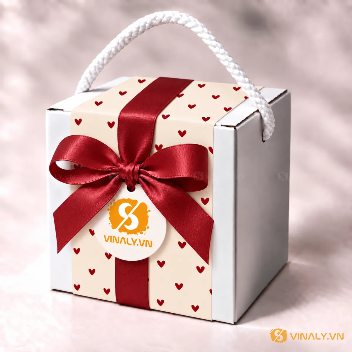Set Quà Tặng Ly Sứ Cao Cấp Phụ Nữ 20/10 8/3 14 Hộp quà tặng màu trắng có quai xách dây thừng, trang trí dải giấy họa tiết trái tim đỏ, ruy băng đỏ thắt nơ và tag logo