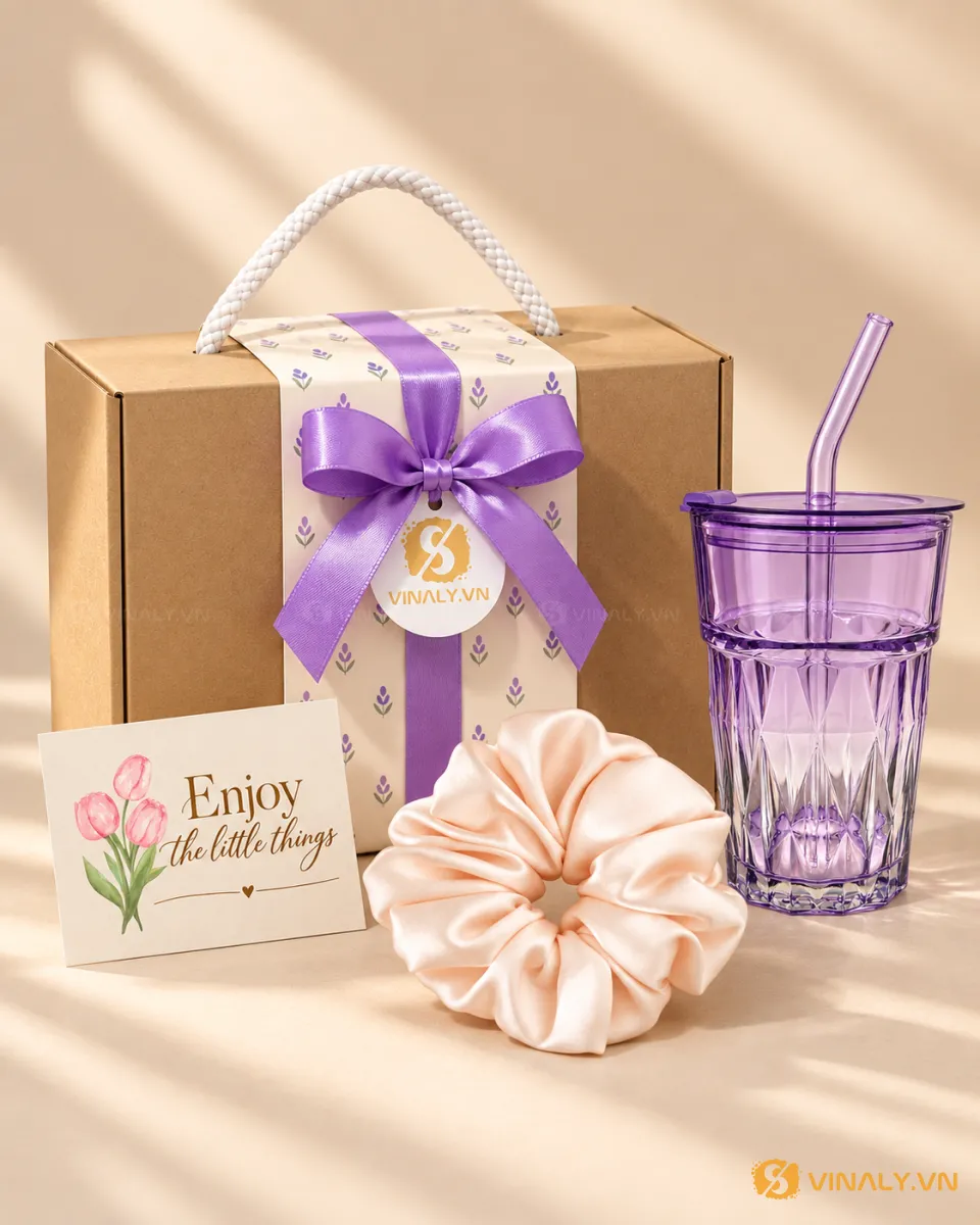 Set Quà Tặng Nhân Viên Nữ Tone Màu Tím 6 Set quà tặng bao gồm ly thủy tinh vân sóng màu tím in logo, scrunchie hồng, thiệp và hộp quà trang trí nơ tím. Phù hợp quà